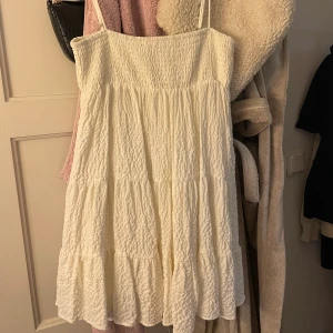 Vit klänning från zara - Vit volangklänning från zara i storlek M, sitter mer som en S💕aldrig använd men har tagit bort lappen, köpt för 349kr