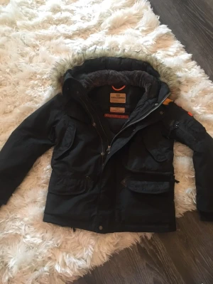 Para jumper jacka junior - Fin parajumper masterpiece jacka som är inköpt på kidsbrandstore. Säljs ej längre. Strl: 10yrs Passar allt från 9-12 år beroende på hur man vill att den sitter. Ställ gärna fler frågor om det är något ni undrar:)