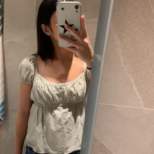 Ruched Babydoll Tröja från HOLLISTER  - Intressekoll på en super fin tröja från HOLLISTER. Nypris 459kr, använt fåtals gånger och säljer då den inte kommer till användning❤️