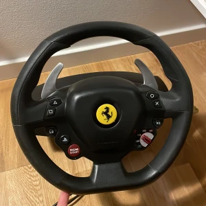 Gamingratt+pedaler - Gamingratt plus pedaler säljes för 1000kr köptes för 2,200kr Använd få gånger. Jätterolig till ps4 eller annan enhet med HDMI intag. Justeringsbar på ditt bord. + 69kr frakt 📦  Bra skick👍