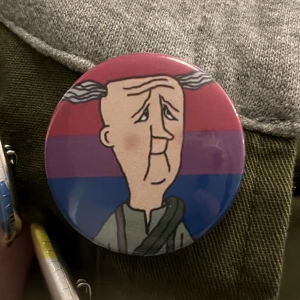 Dartanjang Pride pin - En pin med bi flaggan och dartanjang från ”Loranga masarin och dartanjang”. Du kan även byta till en annan flagga/bakgrund