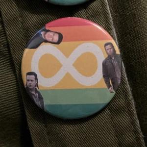 Eugene autism pin - En pin med autism flaggan och Eugene från the walking dead