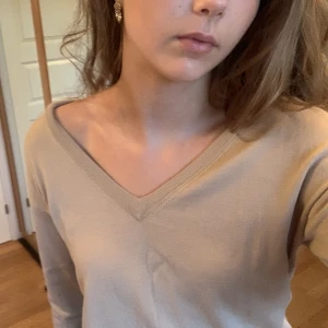 Filippa K - Beige stickad tröja med v-ringning från Filippa K. Ganska tunn så perfekt nu i början av hösten, väldigt bra skick🙌