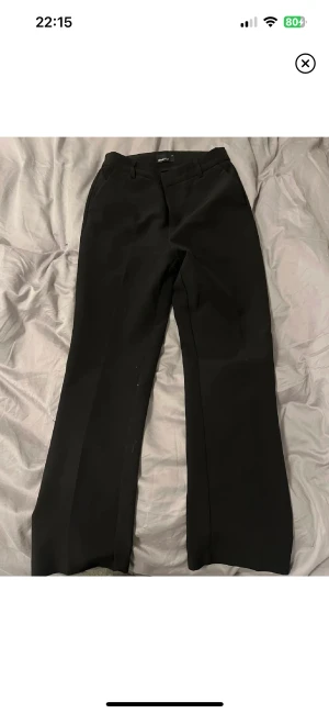 Kostymbyxor - Säljer dessa kostymbyxor i strl 34 från Gina tricot, sparsamt använda. Lagom långa på mig som är 165cm. Nypris: 399kr. Säljer för 250kr.