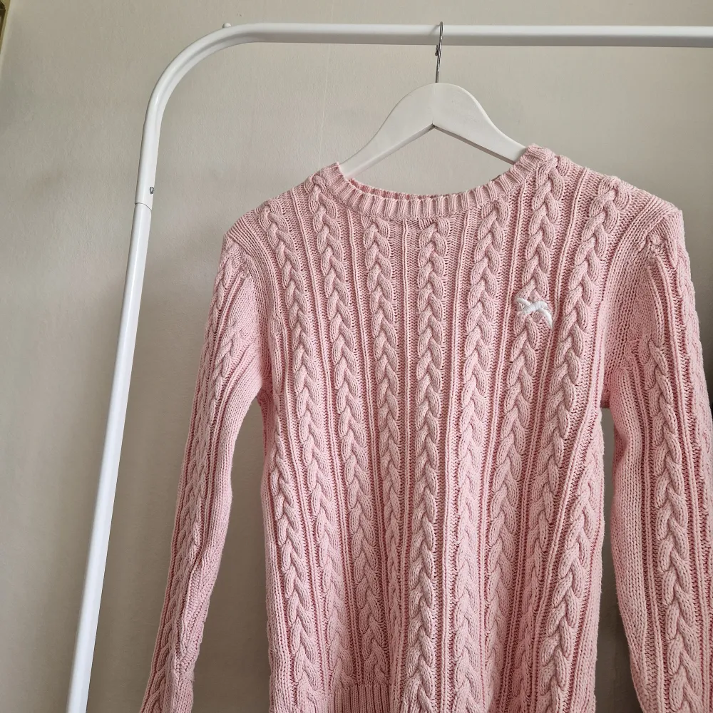 Järtefin rosa stickad tröja, perfekt nu till hösten💕 pris kan diskuteras. Stickat.