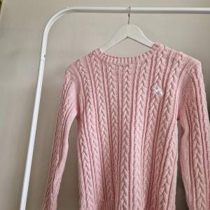 Järtefin rosa stickad tröja, perfekt nu till hösten💕 pris kan diskuteras