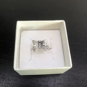 Fjärilsring - Hejhej! Säljer denna rostfria fjärilsring i nyskick. Hör gärna av dig vid intresse!🦋😁