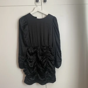 Klänning - Svart klänning från veromoda. Prislappen är kvar och aldrig använd. Köpt för 400kr och säljer för 50kr💗💗