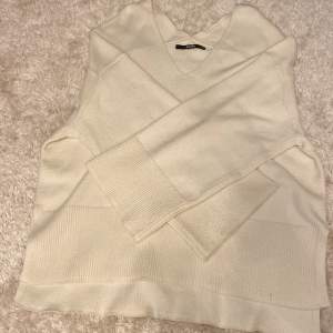 Beige/vit oversize stickad tröja från BikBok fint skick då den inte har används så mycket