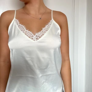 Linne - Så fint linne som är i toppskick! Den har band där bak som man kan knyta❤️❤️ Skriv gärna privat om du har några frågor❤️