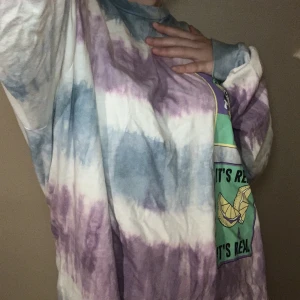 Oversized tröja - Oversized långärmad tröja med coolt tryck i fina färger🍬