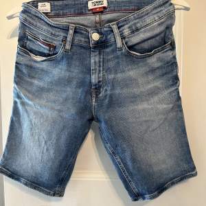 Knappt använda jeans shorts, i ny skick. ordinarie pris 950 kr