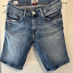 Tommy hilfiger shorts, Scanton - Knappt använda jeans shorts, i ny skick. ordinarie pris 950 kr
