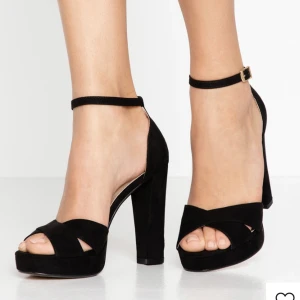 Klackskor  - Använda 2gånger (min bal och utspring på studenten) så i väldigt fint skick. Kommer ej till användning löngre därav säljer jag dem