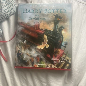 Harry potter bok - Harry potter och det vises sten. Har bilder (med färg) Perfekt skick. Köpt för 299. 100kr+ frakt