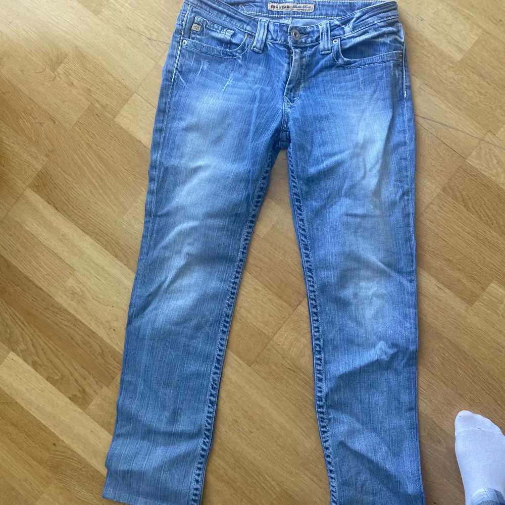 Snygga lågmidjade jeans med detaljer på fickan, färgen på sista bilden är den som jeansne är! Midjemått 38cm  Innerbenet 74cm Längd 97cm. Jeans & Byxor.