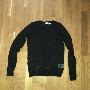 Carin Wester - Stretchig meshtröja i glittrig svart färg från Carin Wester. Strl xs men jag har vanligtvis storlek m och har haft den som tight tröja.