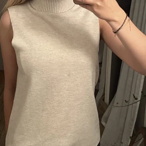 Zara topp - Topp från zara som inte riktigt är min stil längre😇🤍🩷
