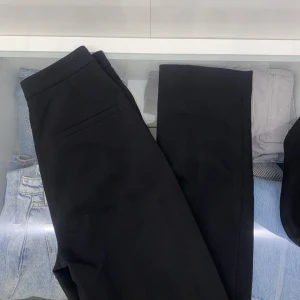 Svarta kostymbyxor  - Hej jag säljer dessa svarta kostymbyxor från H&M. Storlek 36/S. De har slits där nere. 