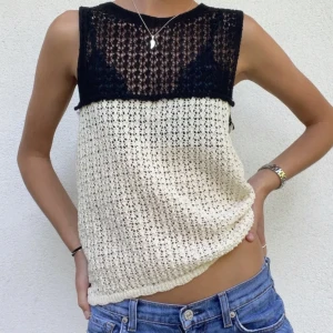 Unik tröja - (Lånad bild från tjejen jag köpte av) Så cool och unik topp/väst💌💋 Älskar detaljerna! 