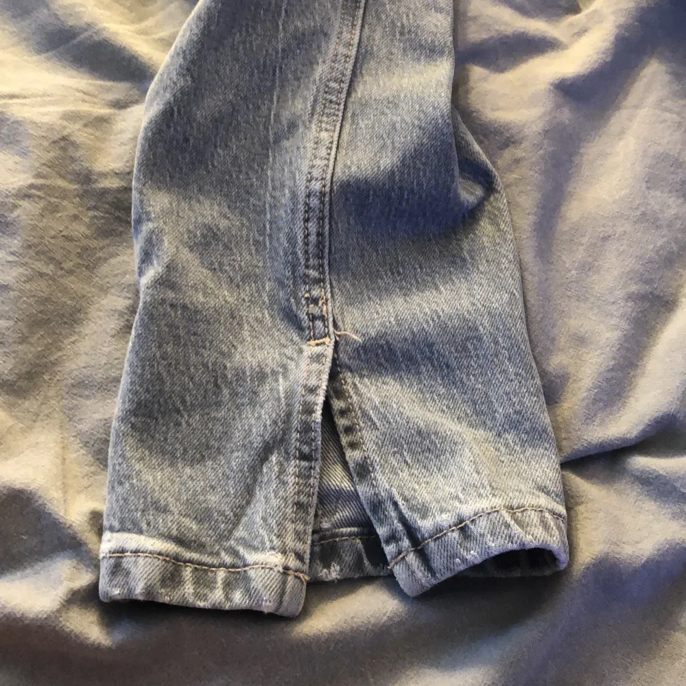 Superfina Zara Jeans!! Gråa högmidjade med slit!! Passar bra på mig som är 169cm🩷☺️Jättebra skick o nästa aldrig använda!. Jeans & Byxor.