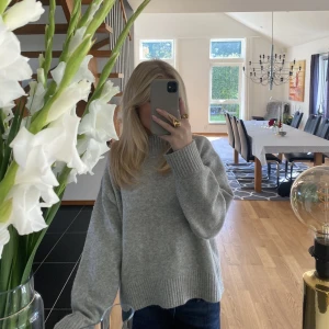 Stickad tröja  - Superfin grå stickad tröja från uniqlo, använd fåtal gånger i storlek S. 200kr + frakt💕 