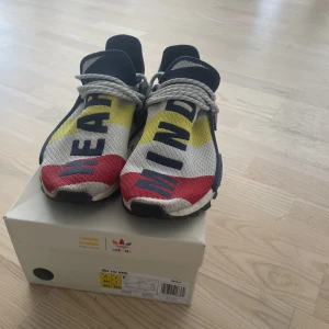 Adidas NMD HumanRace - Strl 40,2/3.    Skick 7,5/10 , box och extra skosnören finns , pris 250kr
