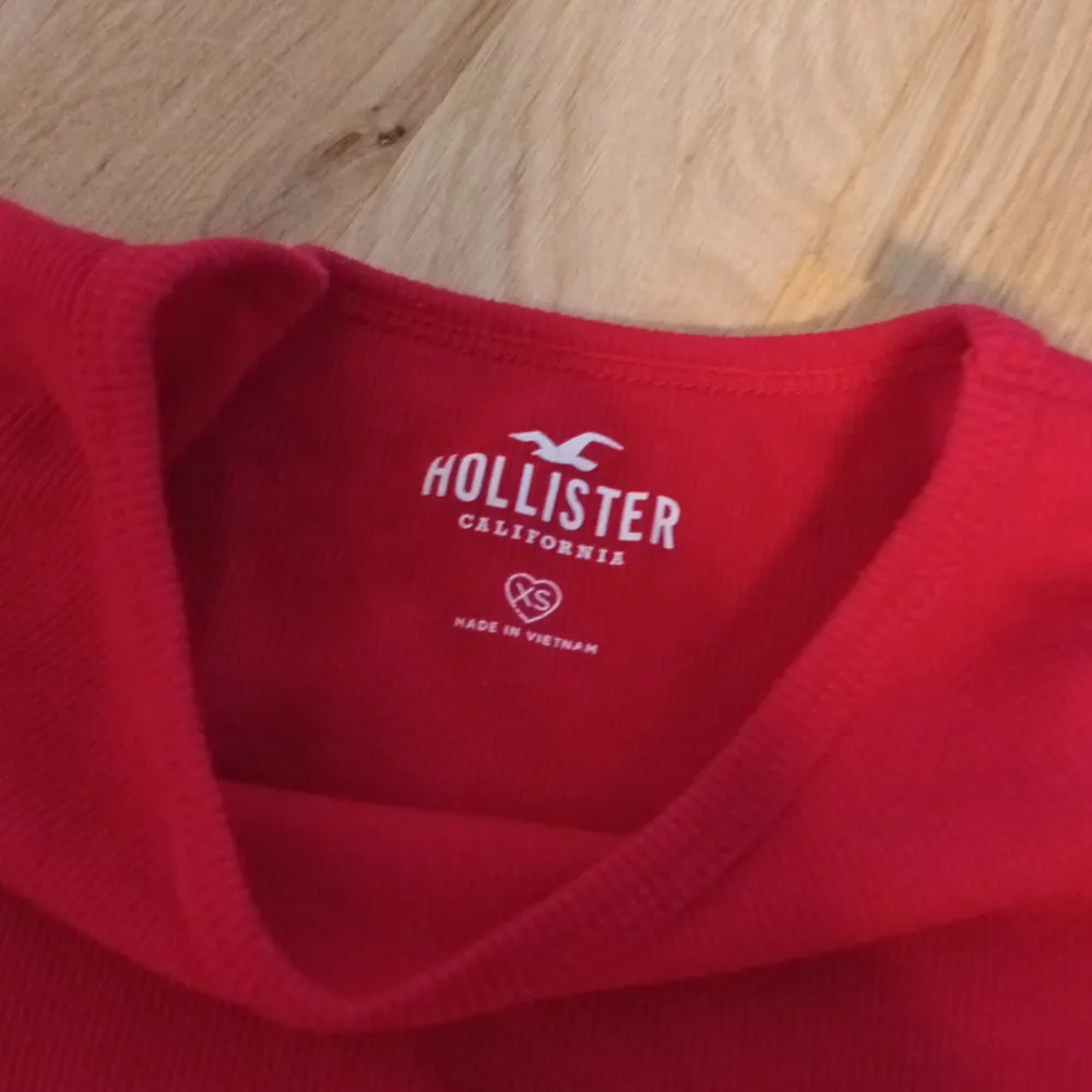 Röd ribbad holister tröja i xs, endast andvän ett fåtal gånger.. T-shirts.
