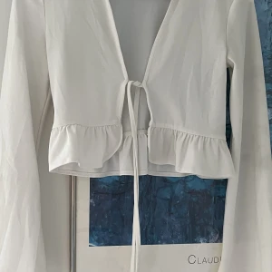 Fin knutblus ifrån H&M - Det är en xs med långa armar, en fin vilans nedtill och ett skönt material att ha på sig på sommaren!