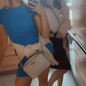 Mörkblå kort klänning - Mörkblå kort klänning från Chiquelle. Har en snygg öppning på båda sidor av klänningen. 