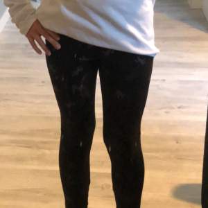 Säljer dessa leggings/byxor då de blivit för små, bra skick det har enhörningar på sig💕🎀