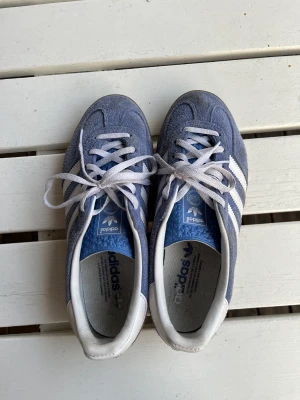 Adidas gazelle - Säljer mina snygga, sparsamt använda gazelle då de inte kommer till användning. 
