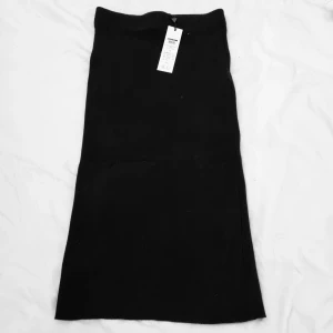 Kjol  - Svart bomullstyg kjol..  Ny 