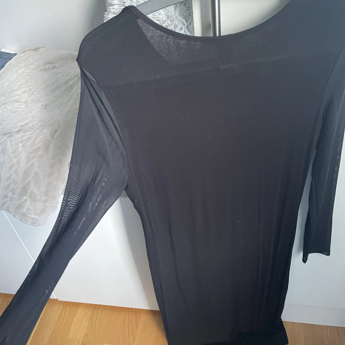 Lång svart klänning med genomskinliga armar - 90