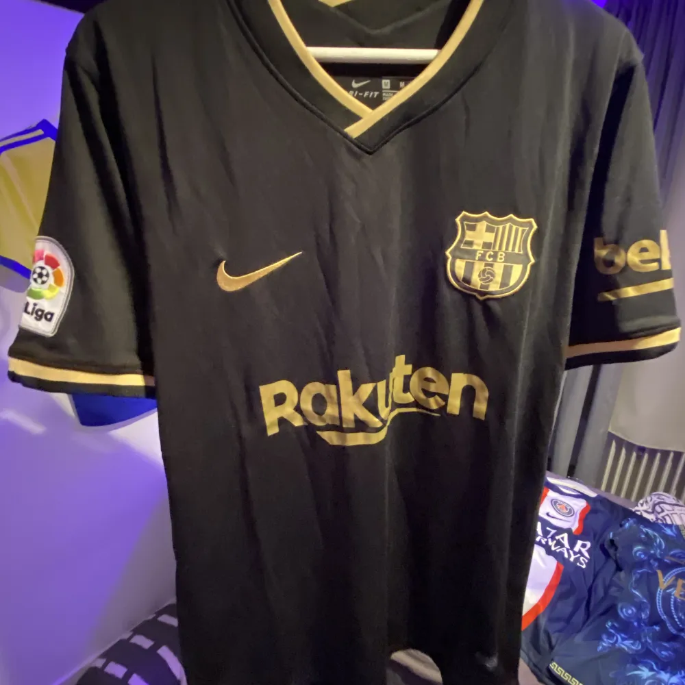 Barcelona 20/21 bortatröja i jättebra skick. Den är storlek M. Hör av er vid några frågor!. T-shirts.