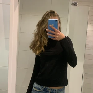Svart tröja  - Svart tajt tröja med krage, se bild 2, ifrån Monki😌 superskönt material o sitter superbra, säljer då jag ej använder den😽