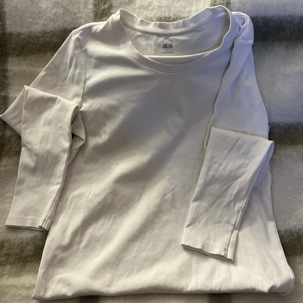 En helt vanlig vit långarmad tröja som passar till allt, sitter bra och är knappt använd!. T-shirts.