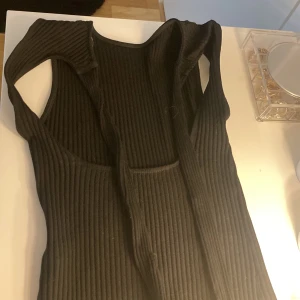 Zara topp öppen rygg - Svart topp från zara med öppen rygg. Storlek S men skulle säga att den är som en xs. Alldrig använd