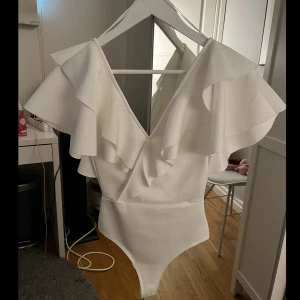 Topp - Oanvänd vit body från Gina Tricot, helt oanvänd men jättesnygg! Skriv för fler bilder och prisförslag!