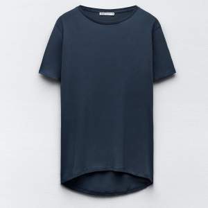 Säljer denna super snygga t-shirten från Zara i storlek S, som jag har typ aldrig använt. Kontakta mig för fler bilder och köparen står för frakten :)