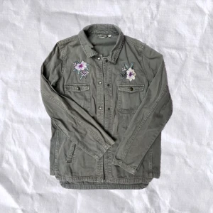 grön jacka - grön jacka med söta blomm-detaljer 🌸