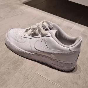 Air force 1 - Jätte bra skick lite creasade men man kan fixa storlek 40 