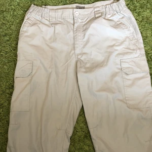 Cargo shorts/byxor - Ett par jätte fina långa cargo shorts💗kontakta gärna innan köp:)