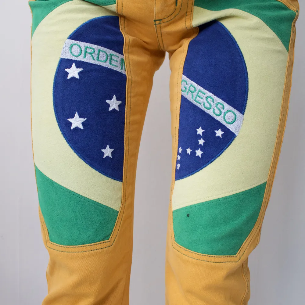 • LIMITED EDITION JECKERSON JEANS WITH IMITATION SUEDE BRAZIL PATCHES. SMAL SPOT ON ONE OF PATHES OTHERWISE PERFECT!  • SIZE - 26 (Fits XS-S) • BRAND - Jeckerson • MATERIAL - 97% cotton, 3% f.a. Jeans & Byxor.