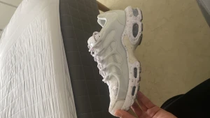 Nike Air max terraspace Plus - Nike air max som jag har köpt för 3 månader sen är nu för salu den har dock lite fläck som är lite synliga bara som säkert går bort om man vet hur man gör.  den är värd 2249kr