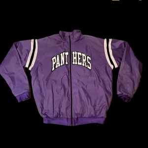 JACKA - Fet oversised lila Panthers jacka 