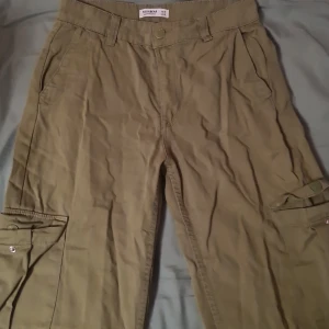Pull & bear cargo pants - De ör oliv gröna byxor men man ser inte jätte bra på bilderna. Jag kan inte skicka paket :/ men om due intresserad kan vi träffas i tc.