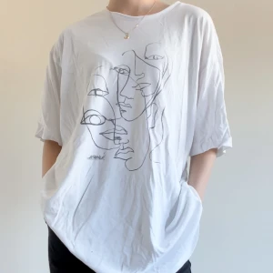 Oversized t-shirt - LÄS BIO!!! Vit oversized t-shirt från Monki köpt för nåra år sen. Använd men ändå bra skick, tänk vintage. Strl xxs men väldigt oversized så passar allt från iaf xxs-m beroende på passform. Hör gärna av dig vid frågor eller för fler bilder! <3