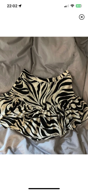 Kjol gina tricot  - Söt kjol från Gina tricot strl s. Säljer då den ej kommer till användning, endast testad. Säljer för 100kr.