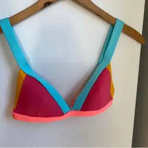 Jättegullig bikini från märket banana moon. Köpt i Spanien där den kostade 350kr men säljer för 100kr+frakt. I modellen ”Robin”. Använd en gång. Färgerna är neon och ljusare än vad som syns på bilden💕